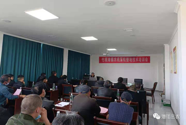 3月29日,潜江市农机化技术推广服务中心在竹根滩镇组织农机合作社社员